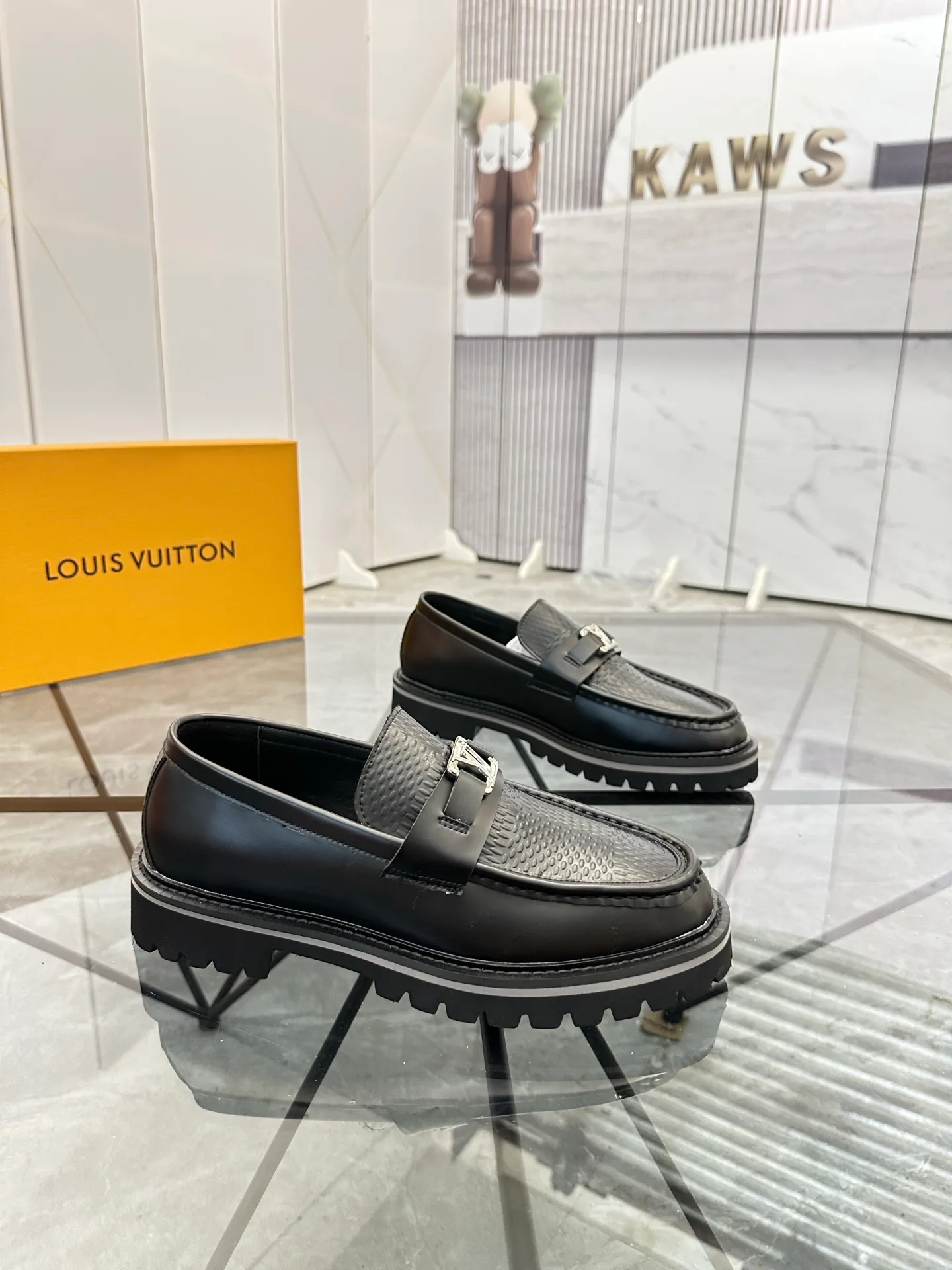 Selling men's shoes 💰: 💰P460¥ Product trademark: LV* "Louis Vuitton*" leather shoes Regular size: 40-45 (can be customized to 46) Product materials: imported cowhide upper, sheepskin lining, original outsole. Number: 558
